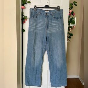 Levi’s High Loose Jeans in Light Wash